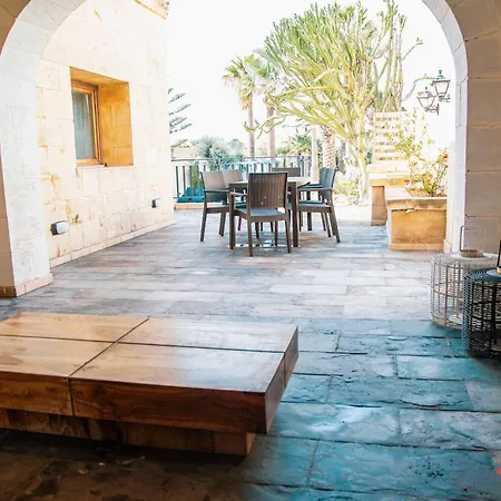 Enchanting Retreat With 5 Bedrooms In Gozo فيلة *